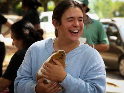 Laughter is always good during finals week. (摄影:Jonathan McGaha, CIU学生摄影师) 