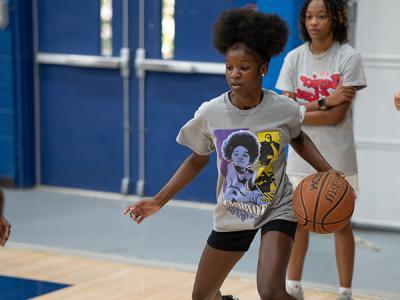 Working on the dribbling skills at Hoop for Hope. (诺亚·阿拉德摄) 